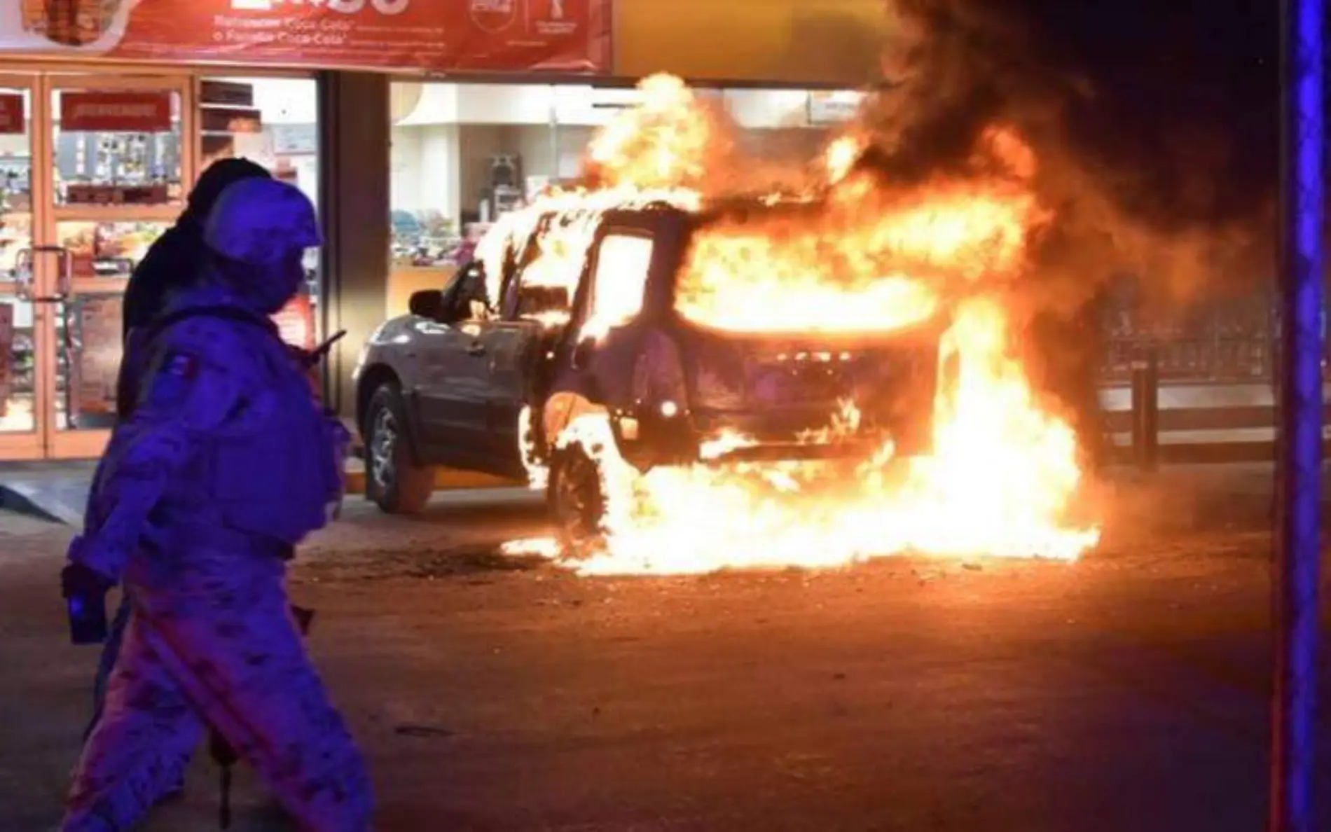 Prenden fuego a vehículo frente a tienda y huyen